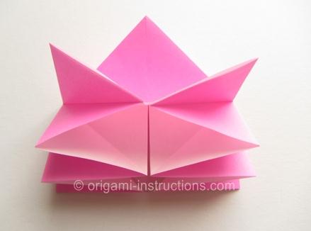 一个拉开式折叠使得折纸玫瑰花的基本雏形所需要的折叠样式展现了出来