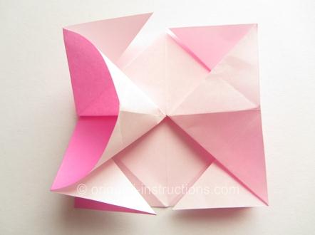 左右两边的压展式折叠式让折纸模型从立体的状态重新恢复成3D立体的结构来