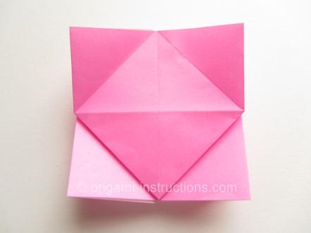 现在看到的这样的独特折纸样式构造实际上是制作折纸玫瑰花所必须要有的结构