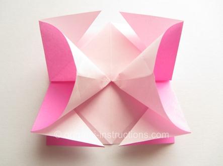 折纸玫瑰花的制作需要这样一个独特的拉开式折叠从而使得折纸玫瑰花更加的漂亮
