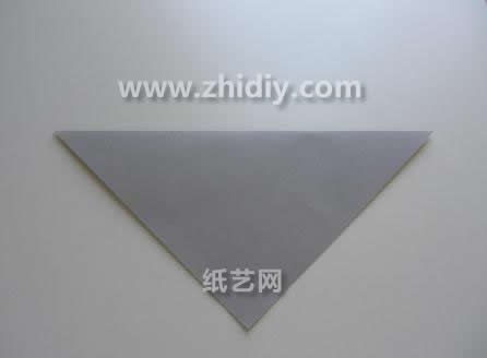 方形的纸张进行对折之后形成的折纸三角形是折纸鸽子制作必备的