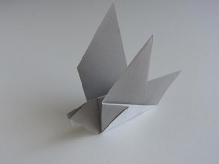 完成制作之后的折纸鸽子就是我们需要的手工折纸鸽子啦