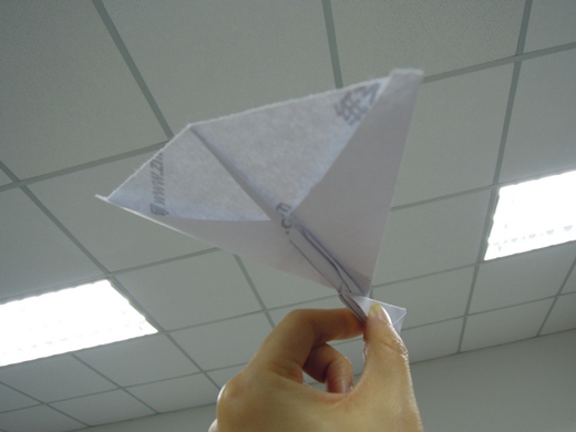 折纸大翼航天机在飞行能力上展示出的震撼感让我们感受到折纸飞机制作的快乐