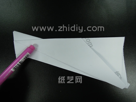 大翼折纸航天机在基本的折法上和其他的纸飞机的折法基本上是一样的