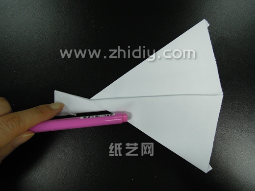 有效的折叠能够让折纸飞机展示更好的飞行能力和滞空能力