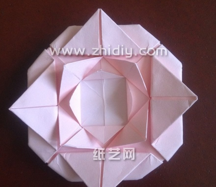 跟着这个折纸玫瑰花的教程任何人都可以轻松的完成折纸玫瑰花的制作