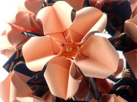 用组合折纸纸球花的方法来制作野生折纸玫瑰的教程手把手教你制作漂亮的折纸玫瑰