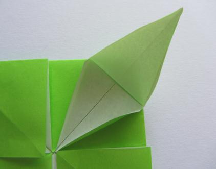 折纸桌子的基本折纸模型还同样使用到了折纸鸟型的样式