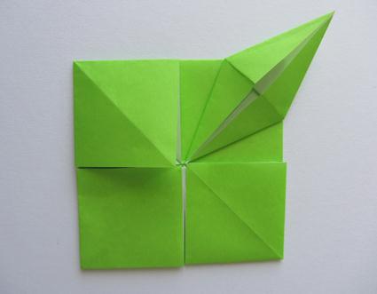 最常见的折纸花的制作样式也包括我们在这里看到的这个独特的折纸模型构成