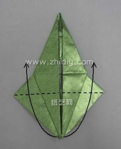 在制作折纸翠鸟的过程中我们还是用到了一些基本而简单的折纸构型