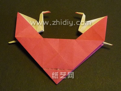 千纸鹤本身在结构和样式上和折纸鸟的制作还是有着许多相似的地方的