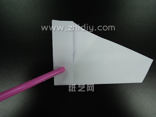 灵活的折叠方式是这个特技折纸飞机所具有的一大特点