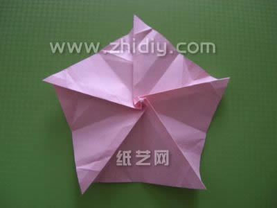 折纸玫瑰在外形展现方面要优于那种普通的折纸玫瑰花的制作