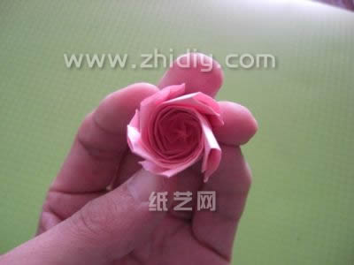 川崎折纸玫瑰花有着别的折纸玫瑰花所不具有的那种艺术气息
