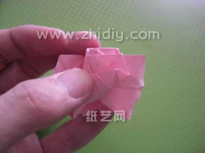 通过学习川崎玫瑰折纸的制作我们也可以感受到折纸玫瑰本身那种美感