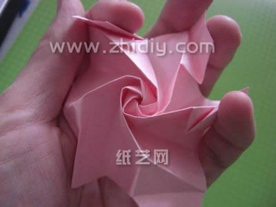 使用六边形纸张来制作折纸玫瑰花的教程在这里还是从来没有见过的