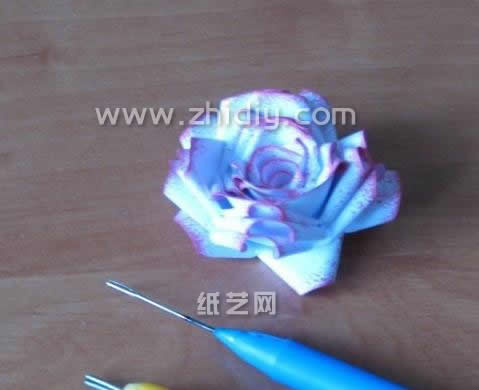 学习纸玫瑰的具体折法图解教程从而掌握基本的纸玫瑰制作方法