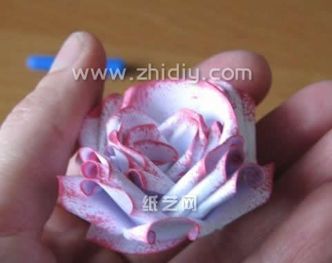 最终制作出来的纸玫瑰花从折法的角度来看还是相当漂亮
