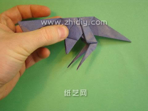 经过简单的折叠就可以完成我们所需要的折纸恐龙样式的展现