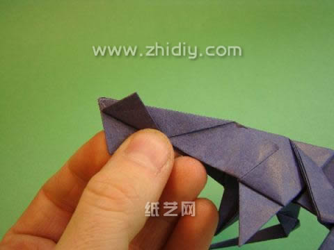 漂亮的折纸恐龙制作教程是以图解的形式仔细的教你完成一个真正折纸恐龙的制作的