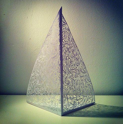 漂亮而充满立体感的金字塔式剪纸立体构型看起来更加的漂亮