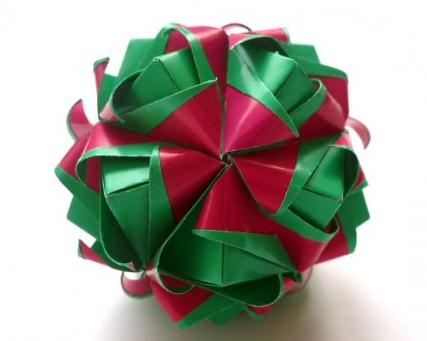最终组合完成之后的折纸单元模型展现出来的就是漂亮的圣诞节纸球花啦