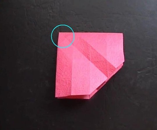 折纸玫瑰花朵所采用的基本折纸操作方式就是川崎玫瑰的折法