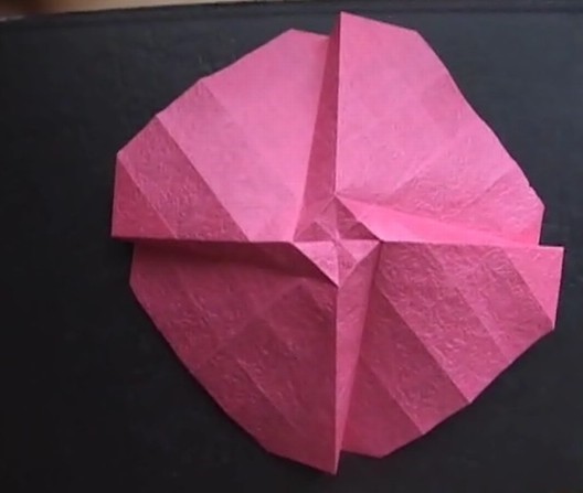 简单的纸玫瑰花折法图解教程并不能够制作出一个完整的纸玫瑰来
