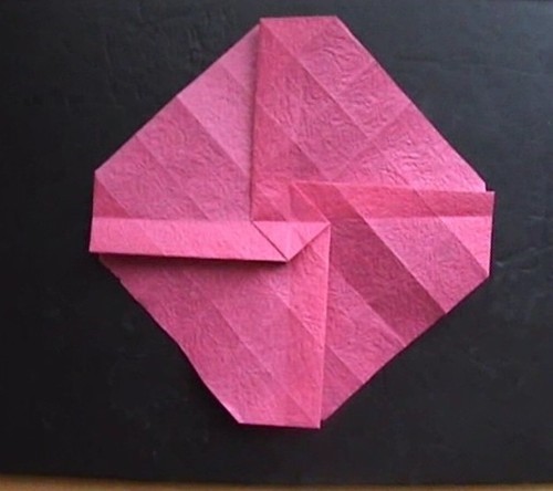 折纸玫瑰花从花瓣的样式和叶片的结构上都符合基本的折纸花要求