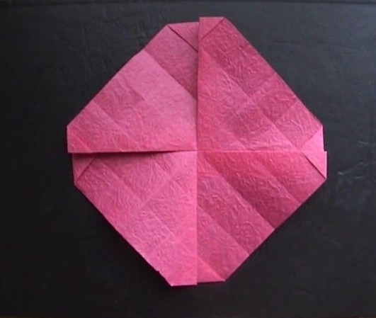 这个折纸玫瑰花的制作教程还是相当的经典的
