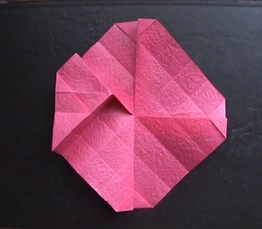 简单的折叠过程和组合操作使得你的折纸玫瑰花在外型上更加的漂亮
