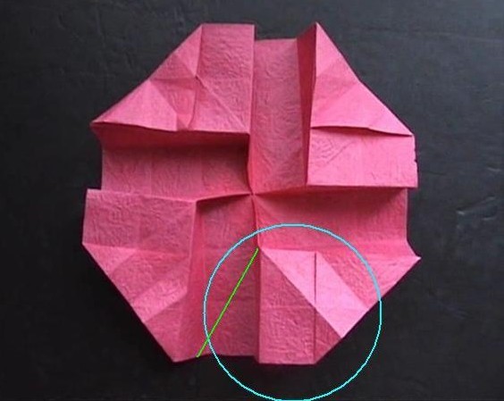 折纸玫瑰花通常都是使用方形的纸张来进行折叠