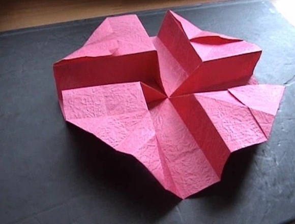 简单的折纸玫瑰花同样需要搭配有比较复杂的基本折痕