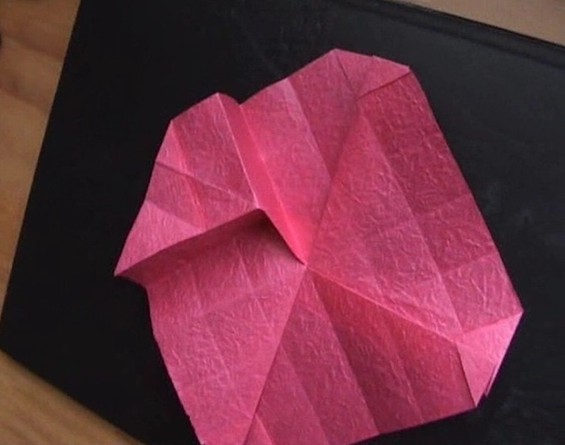通过学习折纸玫瑰花可以更好的掌握折纸花在构型上的特点