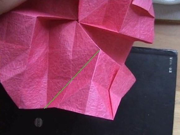 通过对折痕的巧妙利用可以更好的提升折纸玫瑰花的美感