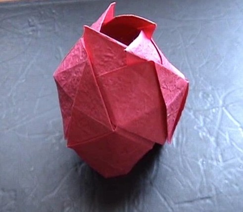 折纸玫瑰花从基本的折法和最终的折叠效果上都比较的有特点