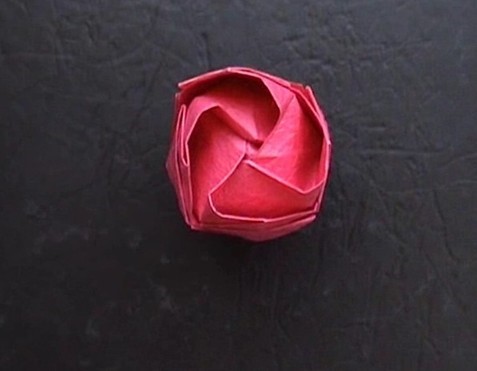 现在常见的折纸玫瑰花的教程都不会具体的教你如何制作折纸叶片和叶柄