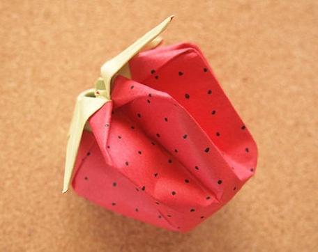 最终完成折叠的儿童折纸草莓本身还应该经过简单的整形操作
