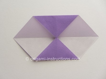 组合折纸花在制作的时候可以通过白乳胶来进行相关的粘贴