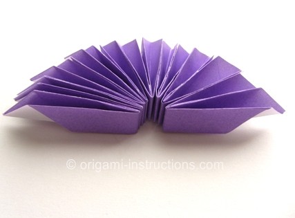 这里得到的组合折纸花从结构上看起来就像是折纸的扇子