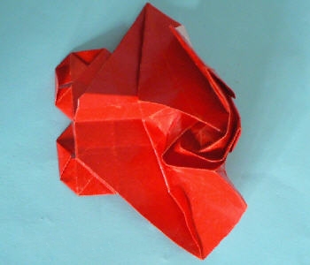 在完成了折纸心的制作之后我们还需要完成的部分就是折纸玫瑰花的折叠