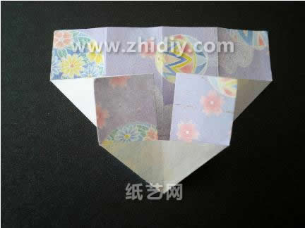 几乎所有常见的各种类型的折纸制作都是从对方形纸张的使用开始的