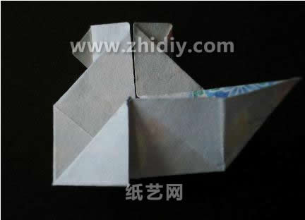 这个折纸组合折纸花盘比较适合使用和纸来进行最终效果的展现