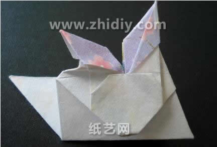 现在常见的折纸制作更加倾向于使用组合折纸的方式来完成最后的折纸构型