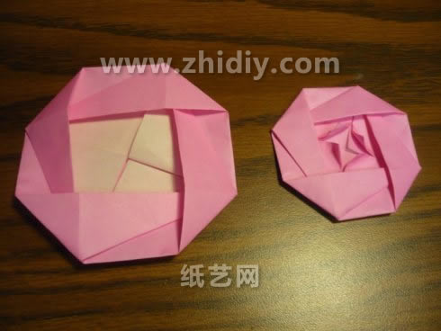 现在这里看到的这个扁平的折纸玫瑰花已经和我们知道的那种玫瑰花的折法不同了