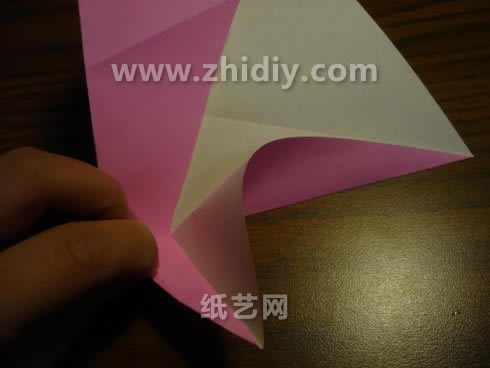 扁平折纸玫瑰花就是装饰立体卡片或者节日贺卡比较好的选择之一