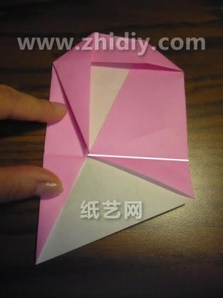扁平折纸玫瑰花的基本制作思路实际上就是我们比较常见的组合折纸操作