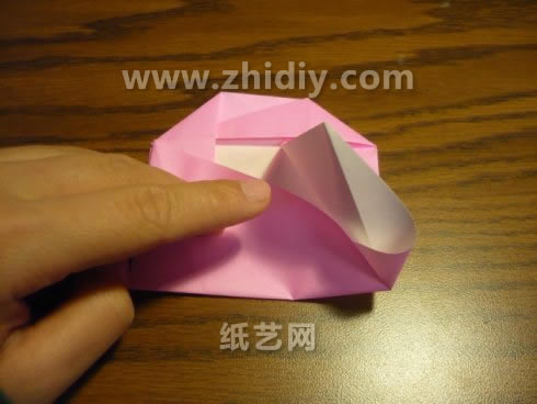 通过组合折纸的操作可以让扁平折纸玫瑰花制作起来变得更加的简单和容易上手