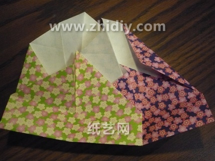 现在常见的各种类型的折纸盒子就属组合折纸制作出来的折纸盒子最为漂亮