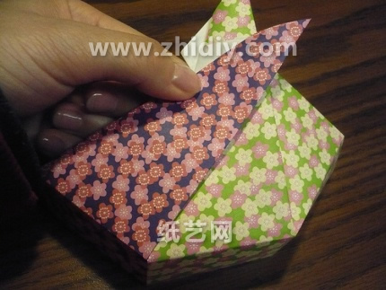 组合折纸完美的将不同纸张的颜色进行了充分而高效的利用